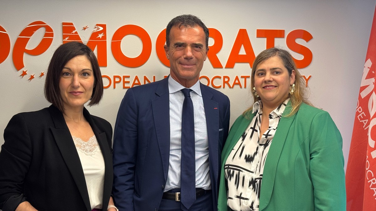 Miren Martiarena y Oihane Agirregoitia se reúnen con el secretario general del Partido Demócrata Europeo para abordar la acción política en Europa