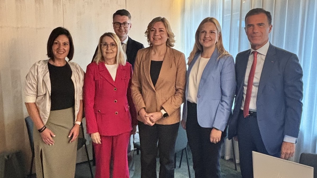 Oihane Agirregoitia  Europar Batzordeko presidenteorde eta burujabetza teknologikoko arduradunarekin eta garraio komisarioarekin batzartu da 