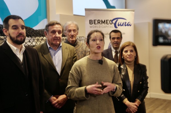 Oihane Agirregoitia se reúne en Bermeo con el sector de la pesca
